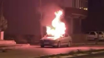 Amasya’nın Gümüşhacıköy ilçesinde hastanenin karşısında bir otomobil alev alev yandı.