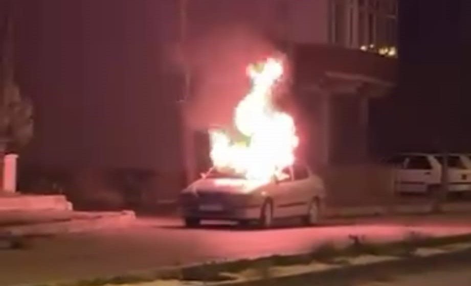 Amasya’nın Gümüşhacıköy ilçesinde hastanenin karşısında bir otomobil alev alev yandı.