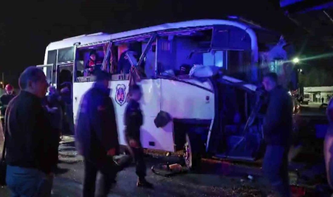 Amasya’nın Merzifon ilçesinde üç aracın karıştığı zincirleme kaza meydana geldi.
