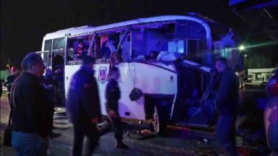 Amasya’nın Merzifon ilçesinde üç aracın karıştığı zincirleme kaza meydana geldi.