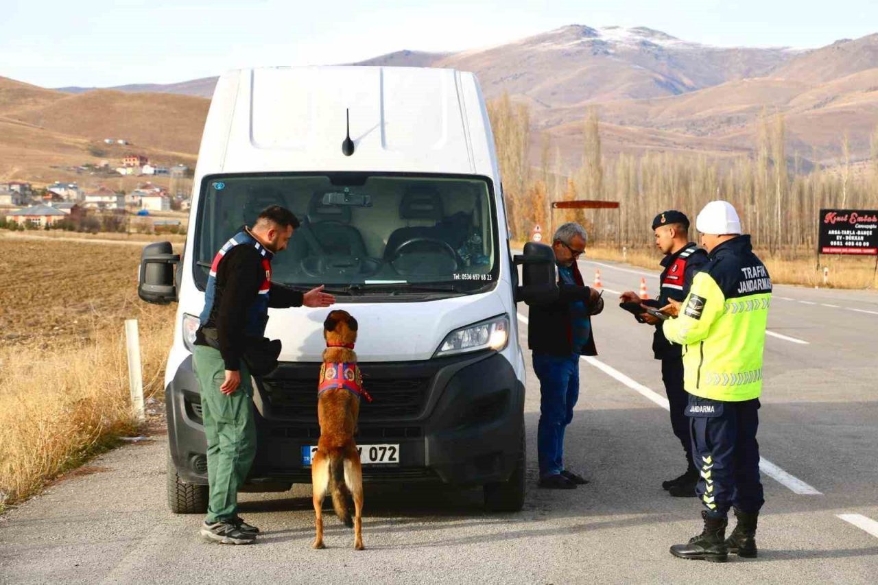 Bayburt İl Jandarma Komutanlığı ekipleri trafik güvenliği denetimlerini sürdürüyor. Bayburt