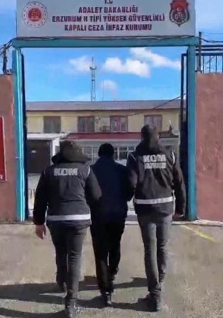 Erzurum’da firari FETÖ üyesi polis ekiplerince yakalandı. Edinilen bilgiye göre,