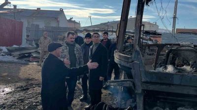 Ardahan’ın Hanak İlçesine bağlı Ortakent Mahallesinde çıkan yangın, itfaiye ekiplerince