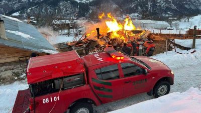 Artvin’in Ardanuç ilçesine bağlı Tosunlu köyünde sabah saatlerinde çıkan yangında