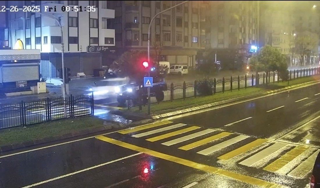 Trabzon’un Akçaabat ilçesinde dün gece kırmızı ışıkta motosikleti ile dururken