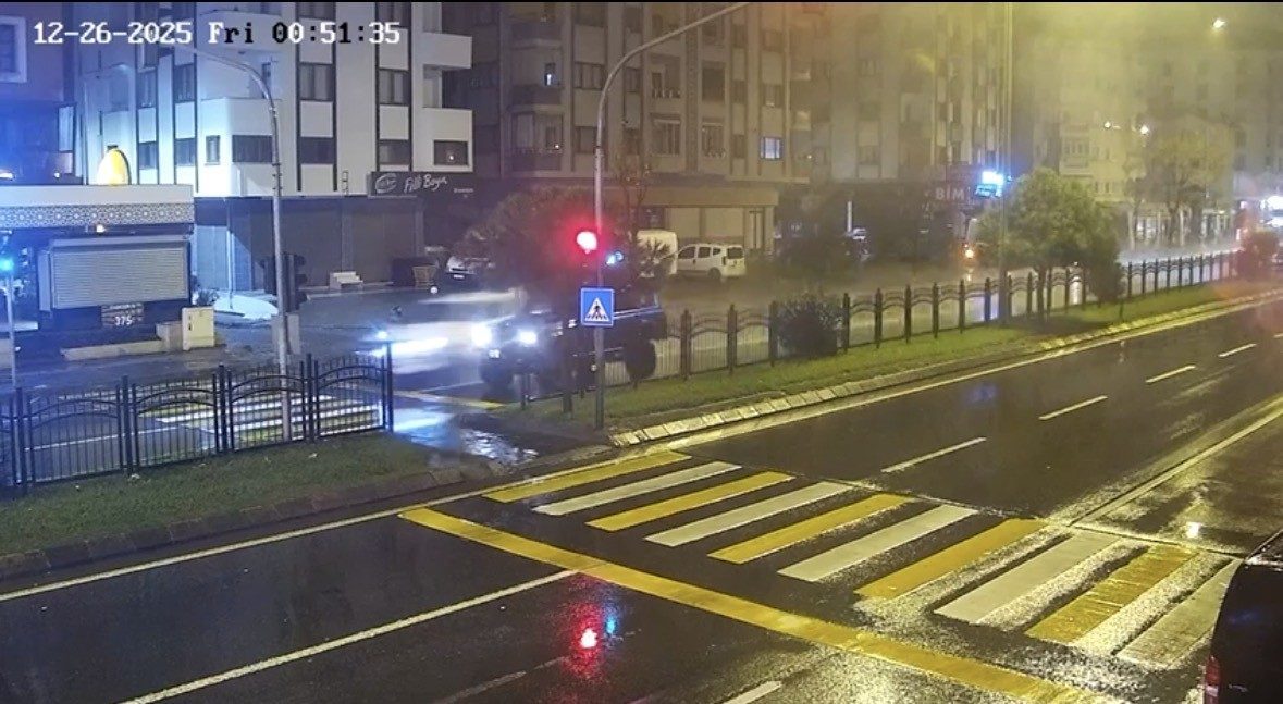 Trabzon’un Akçaabat ilçesinde dün gece kırmızı ışıkta motosikleti ile dururken