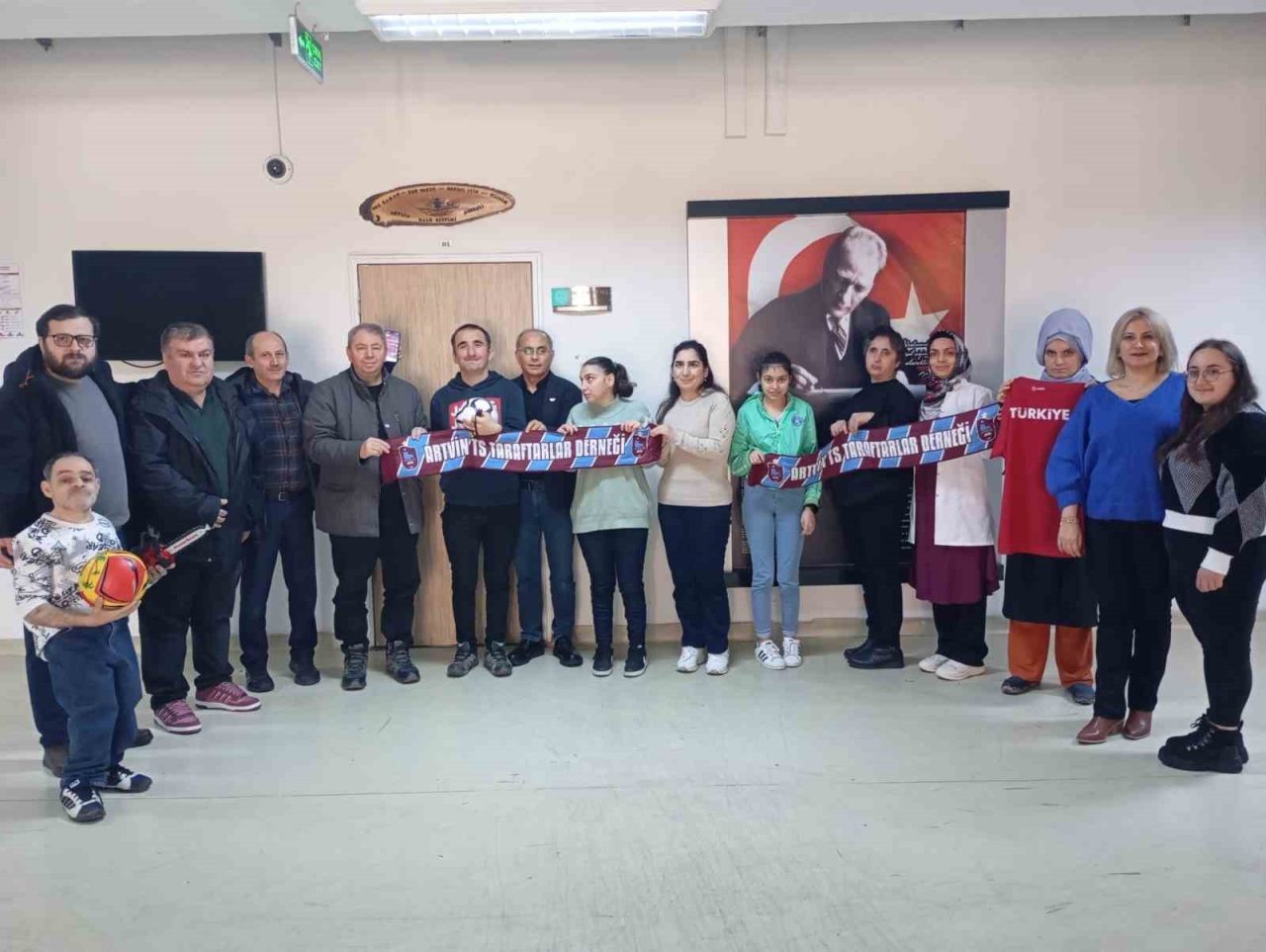 Artvin Trabzonspor Taraftarlar Derneği, özel gereksinimli bireyleri ziyaret ederek, Trabzonspor