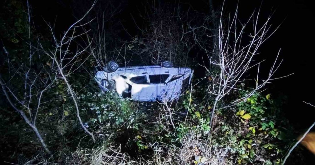 Artvin’in Ardanuç ilçesinde bir otomobilin uçuruma yuvarlandığı kazada 4 kişi