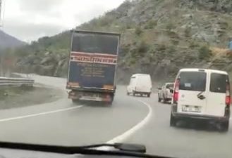 Borçka-Artvin yolunda tır sürücüsünün trafik kurallarını hiçe sayarak 5 aracı