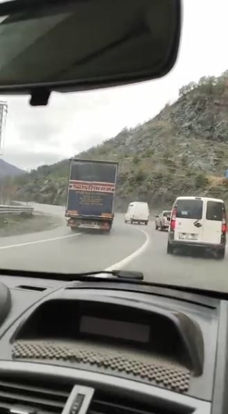 Borçka-Artvin yolunda tır sürücüsünün trafik kurallarını hiçe sayarak 5 aracı