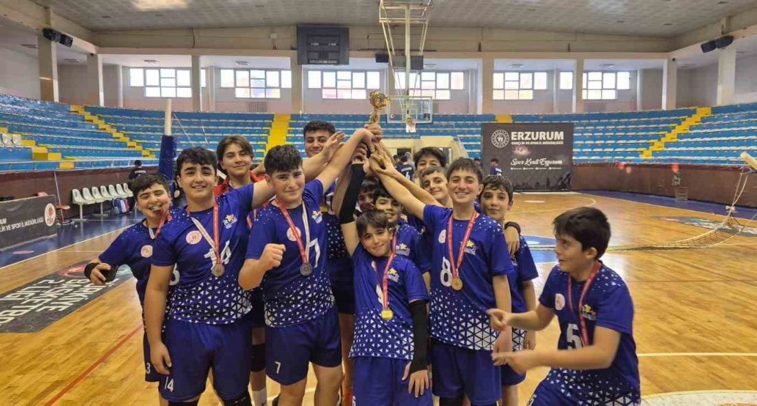 Erzurum’da düzenlenen Ortaokullar Arası Voleybol il müsabakalarında Aşkale İbrahim Polat