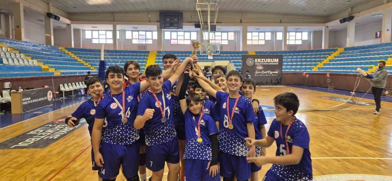 Erzurum’da düzenlenen Ortaokullar Arası Voleybol il müsabakalarında Aşkale İbrahim Polat