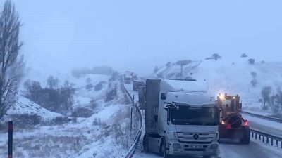 Aşkale’de etkili olan kar yağışı ve buzlanma nedeniyle Tepebaşı mevkiinde