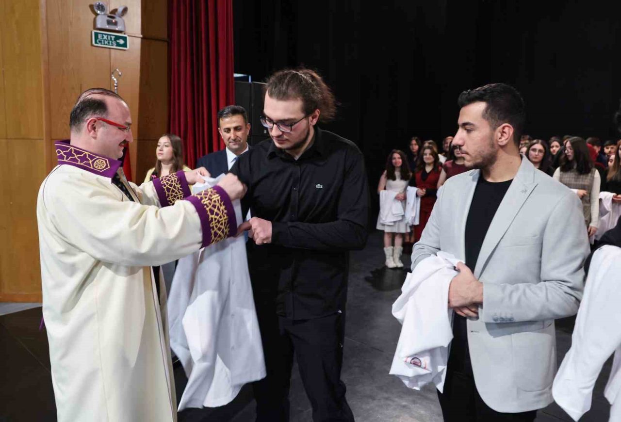 Atatürk Üniversitesi Tıp Fakültesi 1. sınıf öğrencilerine yönelik Geleneksel Önlük