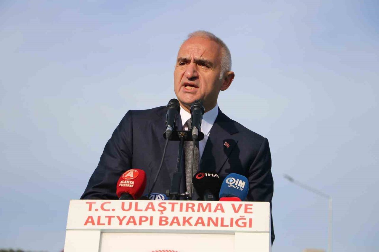 Alanya Doğu Çevre Yolu’nun 12 kilometrelik kesiminin hizmete açılışında konuşan