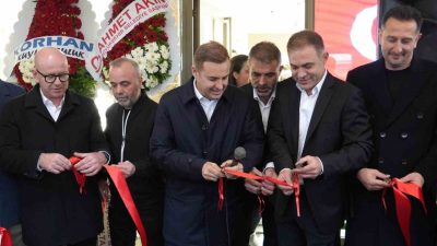 Balıkesir’de şehrin ekonomi merkezlerinden olan kuyumcular çarşısında gerçekleştirilen bir açılışta