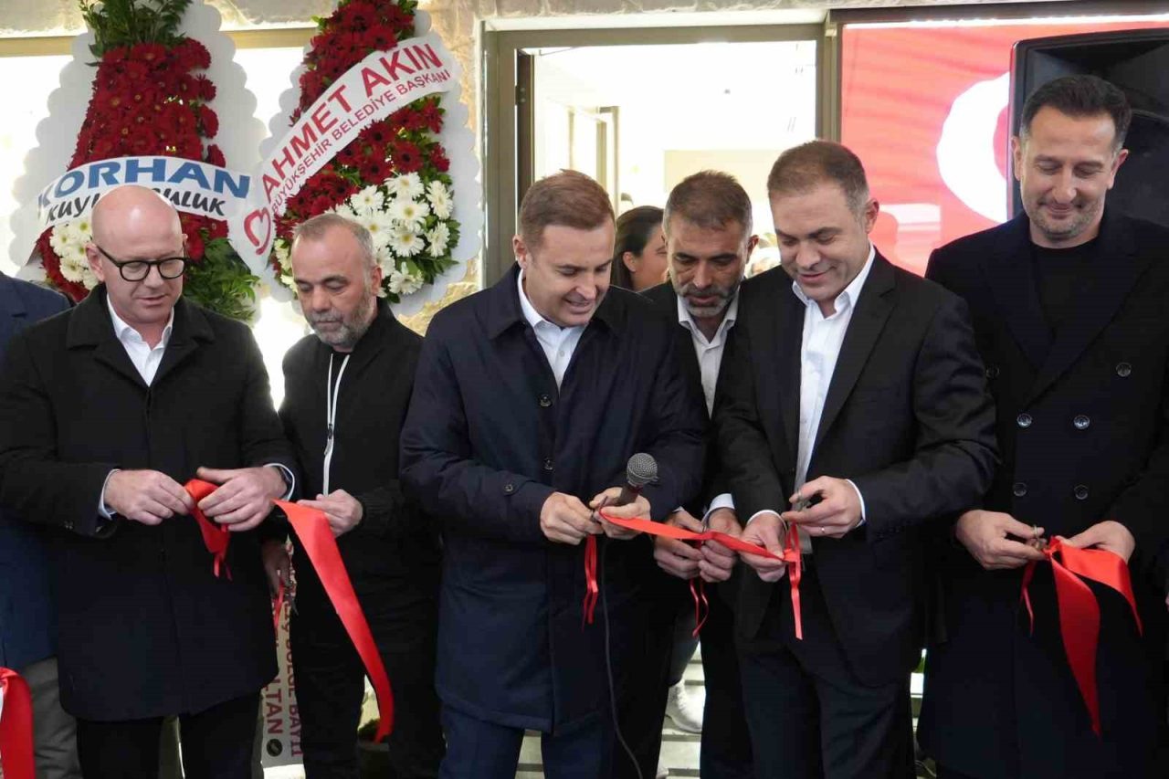 Balıkesir’de şehrin ekonomi merkezlerinden olan kuyumcular çarşısında gerçekleştirilen bir açılışta