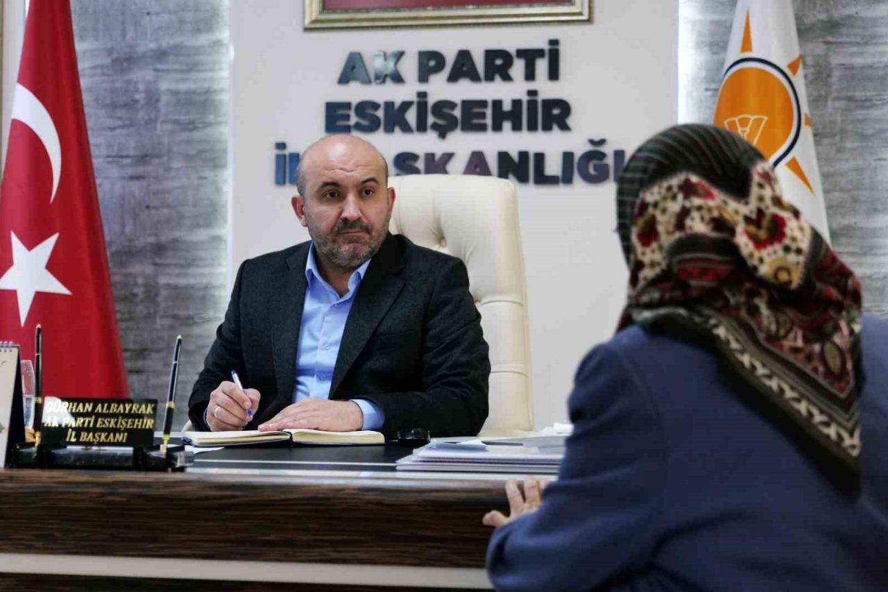 AK Parti Eskişehir Başkanı Gürhan Albayrak, vatandaşların taleplerini dinleyip değerlendirmelerde