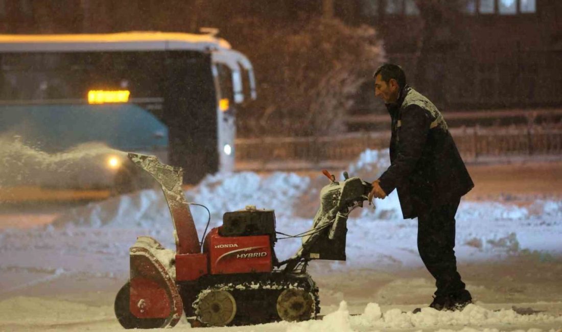 Erzurum’da etkili olan kar yağışına karşı, Erzurum Büyükşehir Belediyesi ekipleri