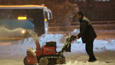 Erzurum’da etkili olan kar yağışına karşı, Erzurum Büyükşehir Belediyesi ekipleri