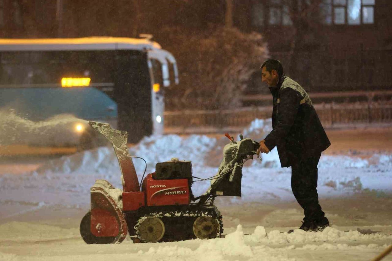 Erzurum’da etkili olan kar yağışına karşı, Erzurum Büyükşehir Belediyesi ekipleri