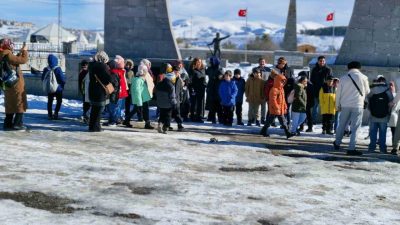 Erzurum’un Palandöken İlçesine bağlı Başöğretmen İlkokulu öğrencilerinin oluşturduğu bir grup,
