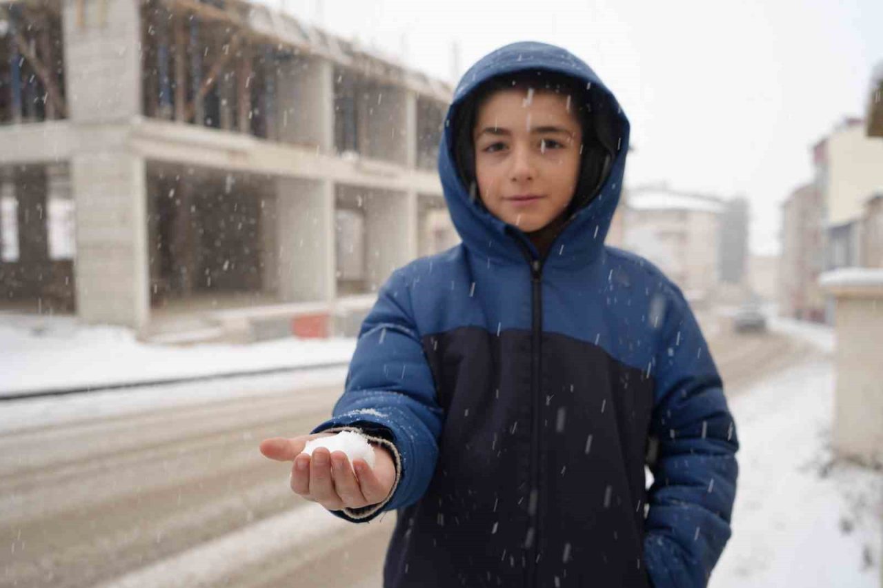 Bayburt, Aralık ayının bitmesine sayılı günler kala kar yağışıyla güne