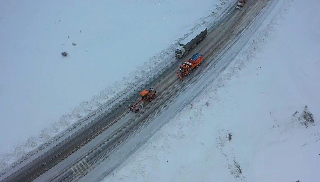 Bayburt ve Erzincan’ın yüksek kesimlerinde etkili olan kar yağışı, ulaşımda