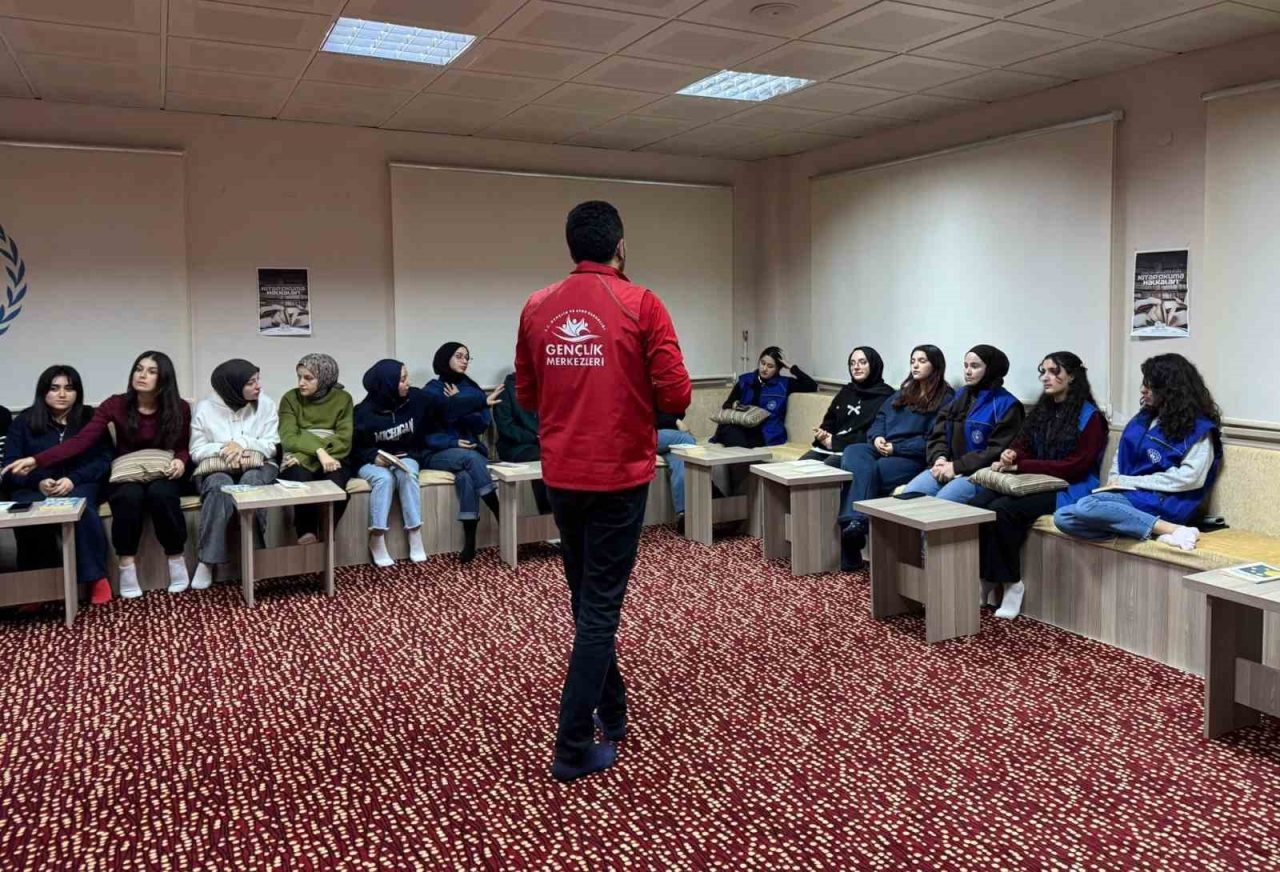Bayburt Gençlik Merkezi tarafından gençlere yönelik bağımlılıkla mücadele kapsamında bilgilendirme