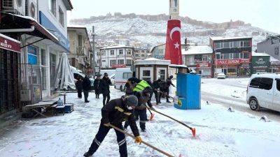 Bayburt’ta aralıklarla etkisini sürdüren kar yağışı nedeniyle belediye ekipleri, kent