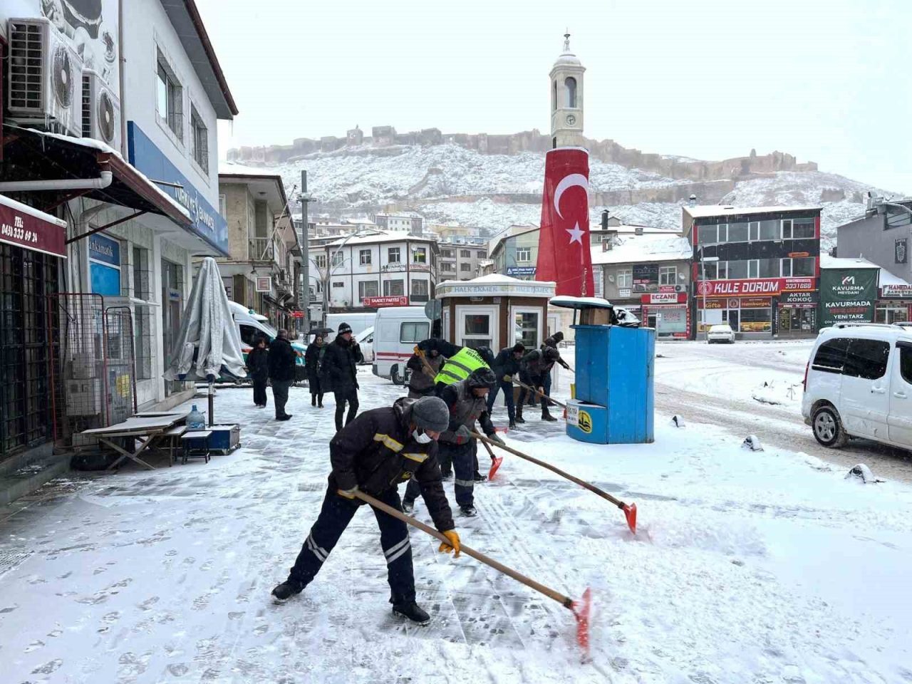 Bayburt’ta aralıklarla etkisini sürdüren kar yağışı nedeniyle belediye ekipleri, kent