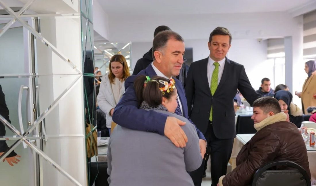 Bayburt’ta özel eğitim öğrencileri, polisevinde düzenlenen yemek programında misafir edildi.