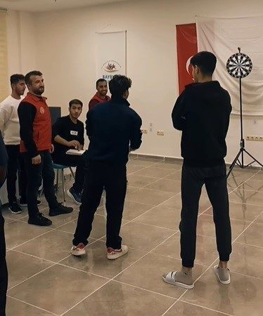 Bayburt’ta KYK yurtlarında barınan üniversite öğrencileri, dart turnuvasında bir araya
