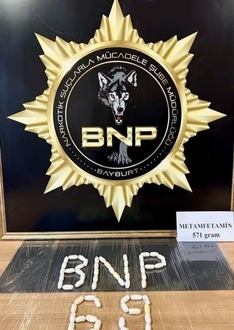 Bayburt’ta polis ekiplerince düzenlenen operasyonda, uyuşturucu maddeyi vücudunda taşıyan İran