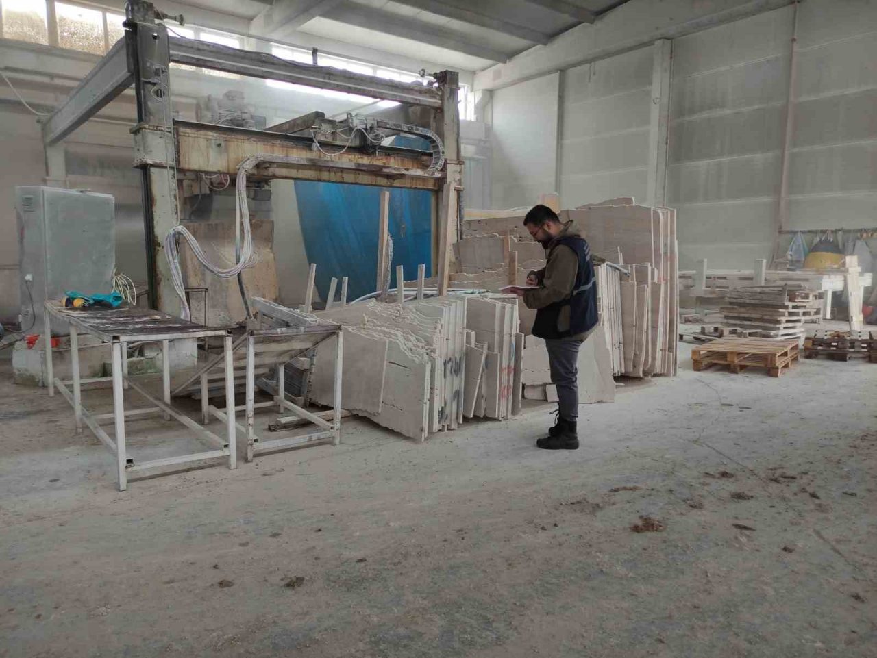 PVC kapı, pencere ve doğal taş üretimi yapılan iş yerlerinde