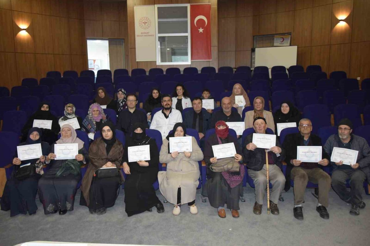 Bayburt Devlet Hastanesi bünyesinde yıl boyunca düzenlenen diyabet okulu eğitimlerinin