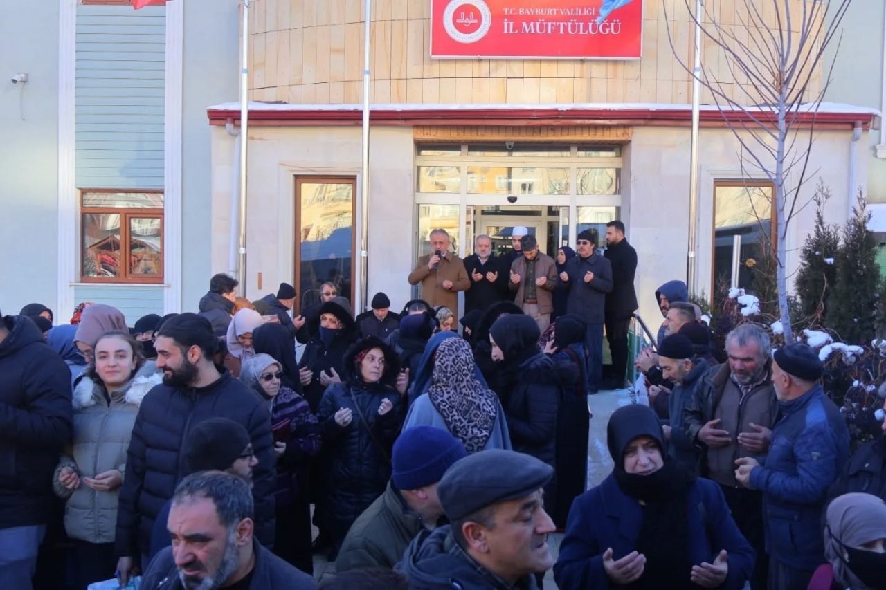 Umre ibadetini yerine getirmek üzere Bayburt’tan yola çıkan vatandaşlar, düzenlenen