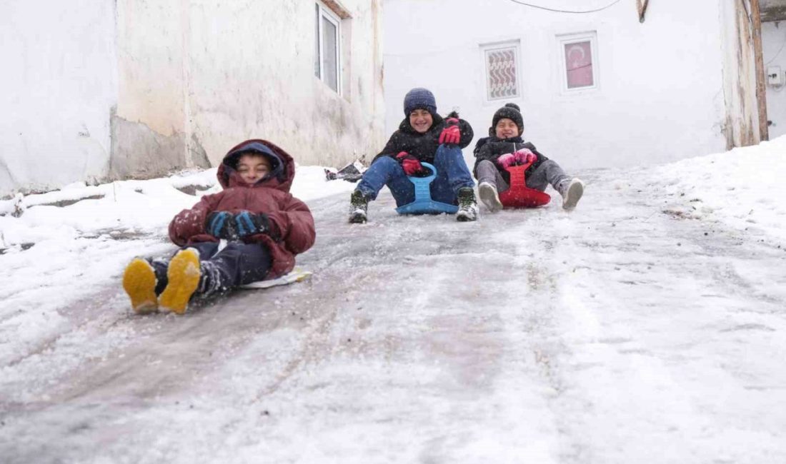 Bayburt’un köklü mahallelerinden biri olan Şingah Mahallesi’nde kar yağışını fırsat