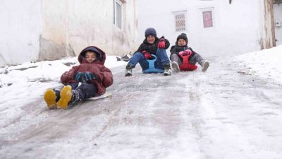 Bayburt’un köklü mahallelerinden biri olan Şingah Mahallesi’nde kar yağışını fırsat