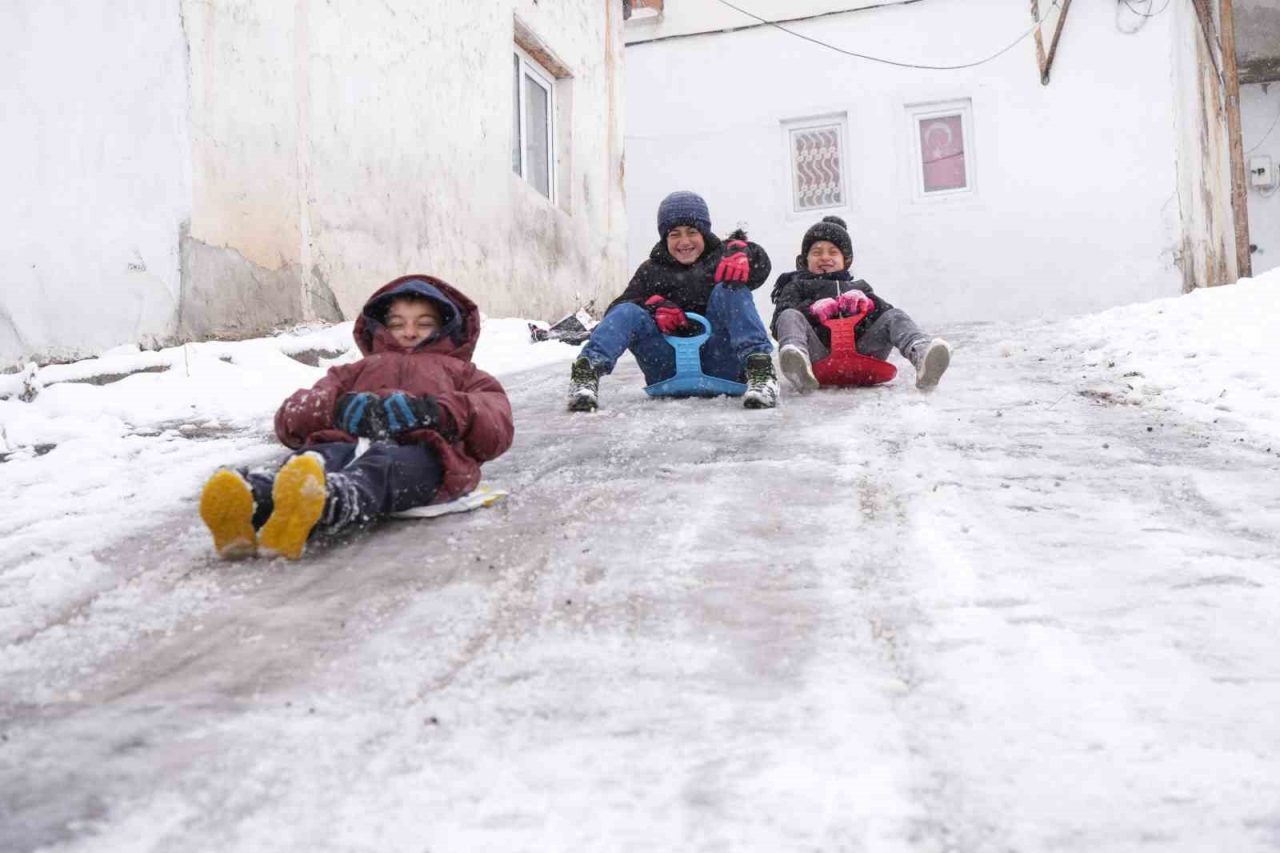 Bayburt’un köklü mahallelerinden biri olan Şingah Mahallesi’nde kar yağışını fırsat