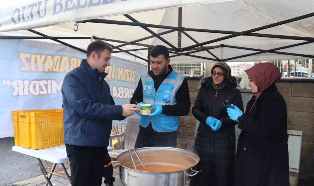 Erzurum’un Oltu ilçesinde soğuk kış günlerinde halk pazarında pazarcı esnafı