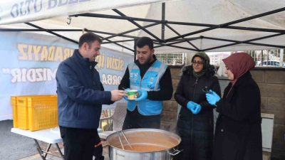 Erzurum’un Oltu ilçesinde soğuk kış günlerinde halk pazarında pazarcı esnafı