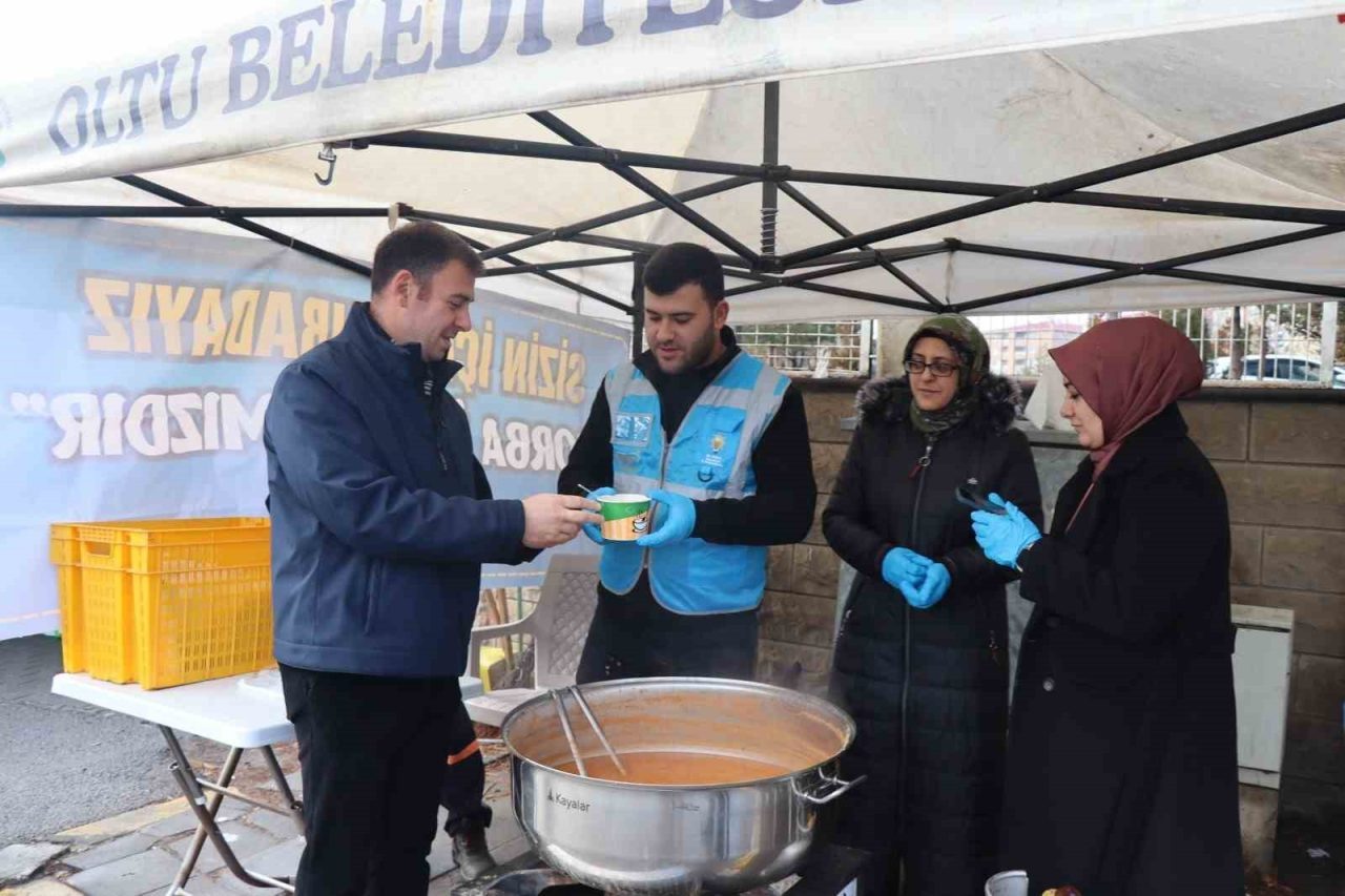 Erzurum’un Oltu ilçesinde soğuk kış günlerinde halk pazarında pazarcı esnafı