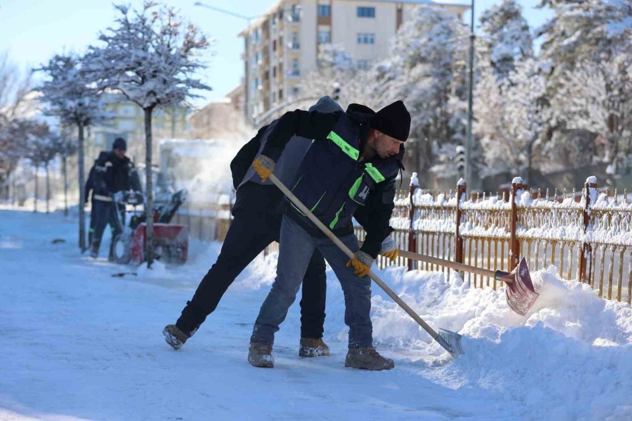 Yoğun kar yağışı sonrası harekete geçen Erzurum Büyükşehir Belediyesi’ne bağlı