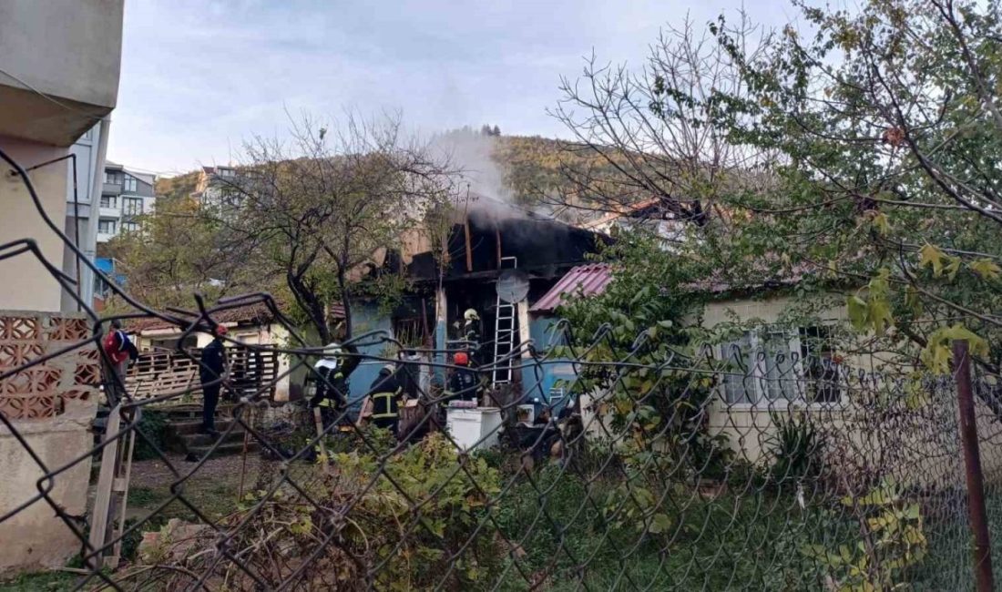 Kocaeli’nin Derince ilçesinde çakmağı doldurmak isteyen yaşlı kadın alevler arasında