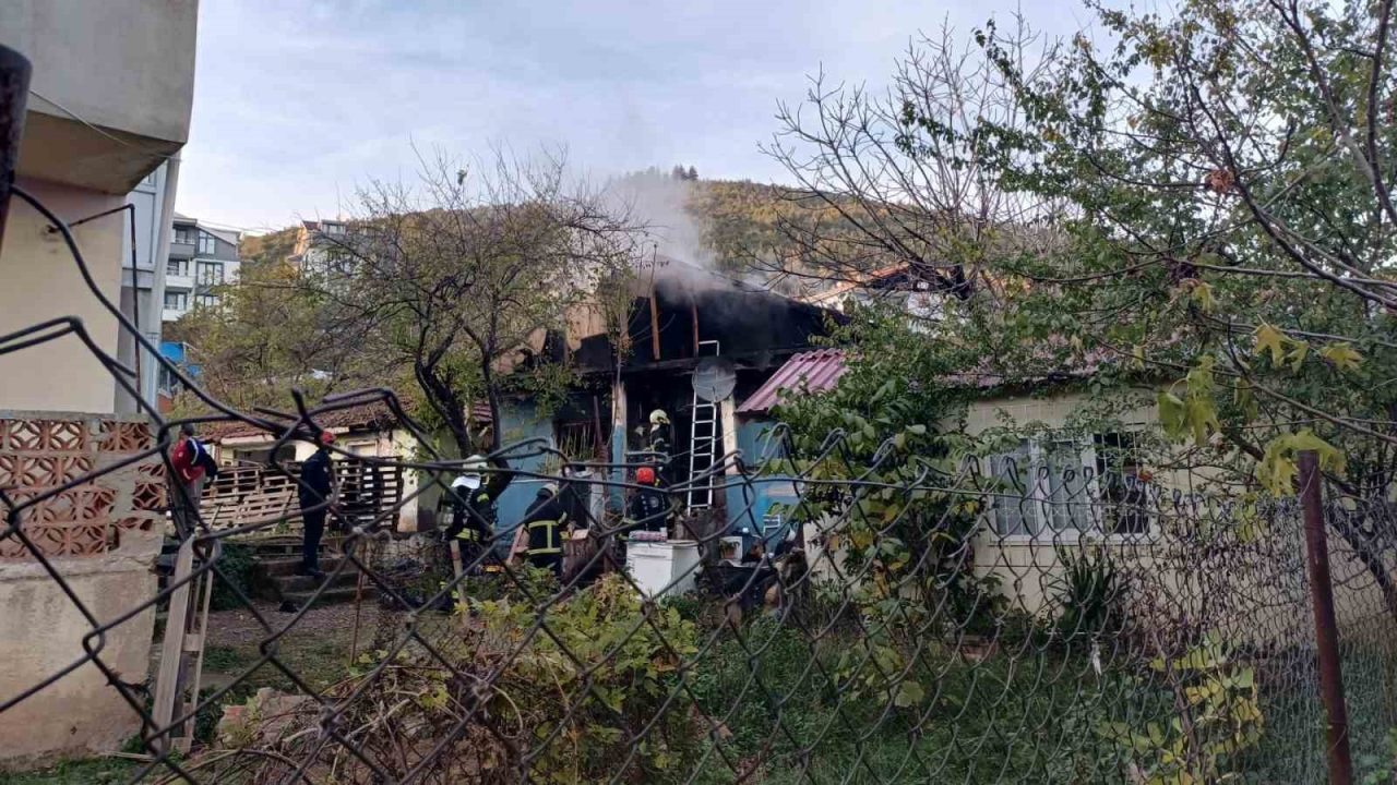 Kocaeli’nin Derince ilçesinde çakmağı doldurmak isteyen yaşlı kadın alevler arasında