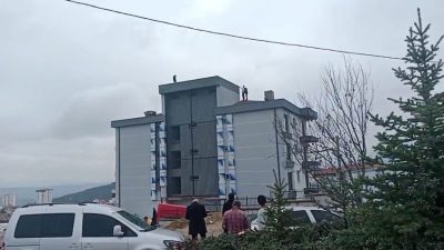Bilecik’te depremzedeler için yapılan inşaatta çalışan bir işçi, taşeron firmadan