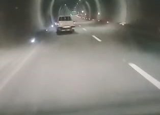 Artvin’in Borçka-Hopa karayolundaki Cankurtaran Tüneli’nde bir kamyonetin tehlikeli şekilde ilerlediği