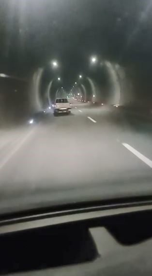 Artvin’in Borçka-Hopa karayolundaki Cankurtaran Tüneli’nde bir kamyonetin tehlikeli şekilde ilerlediği