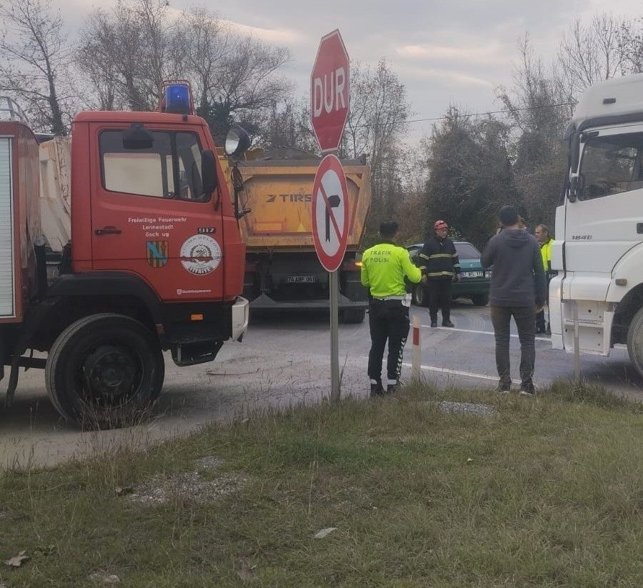 Zonguldak’ın Çaycuma ilçesinde tır ile otomobilin çarpışması sonucunda yaralamalı ve